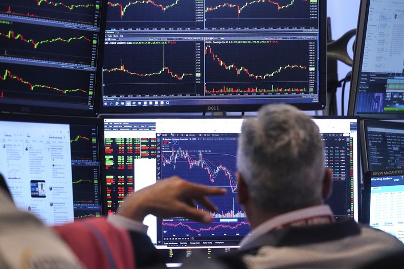 Un operador bursátil observa sus monitores mientras trabaja en el piso de remates de la Bolsa de Valores de Nueva York el martes 10 de junio de 2025. (AP Foto/Richard Drew)