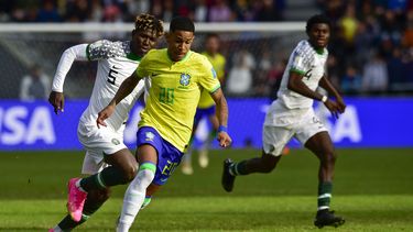 Brazils Savio regatea con el balón frente a Abel Ogwuche de Nigeria en el encuentro del Grupo D del Mundial Sub-20 en La Plata, Argentina el sábado 27 de mayo del 2023. (AP Foto/Gustavo Garello)