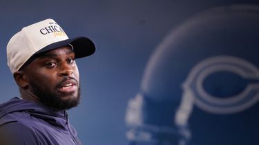 El cornerback de los Bears de Chicago Jaylon Johnson habla con la prensa durante el entrenamiento del sábado primero de agosto del 2026. (AP Foto/David Banks)