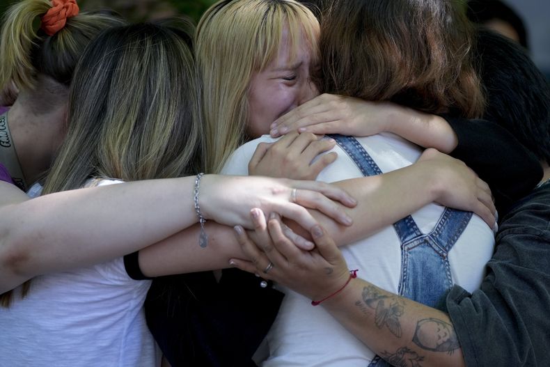 ARCHIVO - fanáticos del excantante de One Direction, Liam Payne, lloran frente al hotel Casa Sur, donde el cantante pop británico cayó y murió desde un balcón en Buenos Aires, Argentina, el 18 de octubre de 2024. (AP Foto/Natacha Pisarenko, Archivo)
