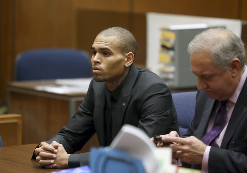 El cantante de R & B Chris Brown, izquierda, con su abogado Mark Geragos durante una audiencia el mi&eacute;rcoles 20 de noviembre de 2013 en Los Angeles. (Foto AP/Frederick Brown, Getty, Pool)