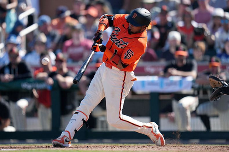 Luis Arráez de los Gigantes de San Francisco batea contra los Dodgers de Los Ángeles, el viernes 27 de febrtero de 2026, en Scottsdale, Arizona. (AP Foto/Ross D. Franklin)