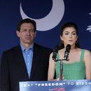 El gobernador de Florida, Ron DeSantis, observa a su esposa Casey DeSantis durante un evento de campaña, el 2 de junio de 2023, en Bluffton, Carolina del Sur. (AP Foto/Meg Kinnard, Archivo)