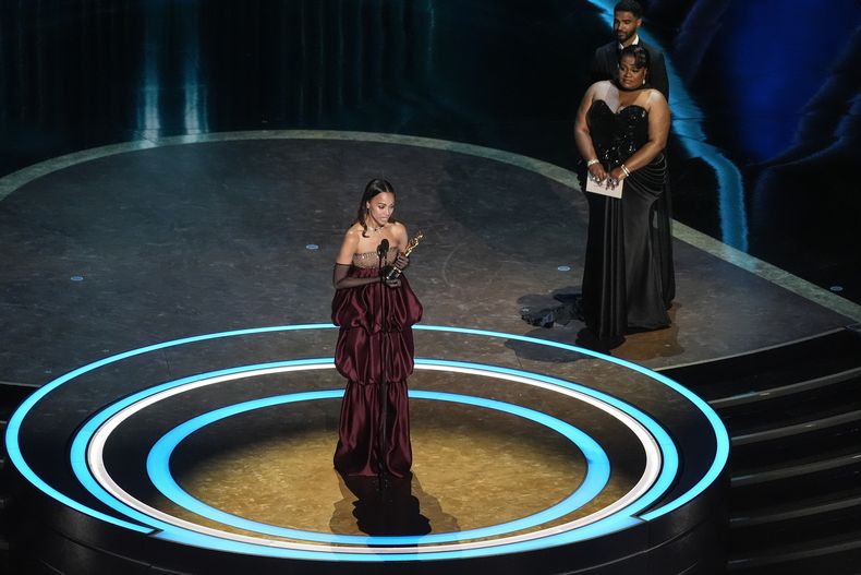 Zoe Saldaña recibe el Premio Oscar a mejor actriz de reparto por su papel en Emilia Pérez el domingo 2 de marzo de 2025, en el Teatro Dolby en Los Ángeles. (AP Foto/Chris Pizzello)