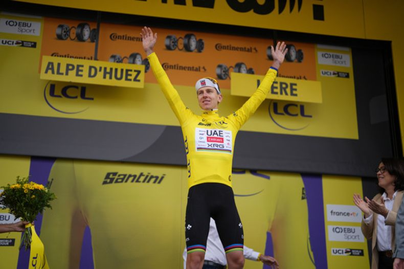 El esloveno Tadej Pogacar porta el maillot amarillo al celebrar tras la 20ma etapa del Tour de Francia en Alpe dhuez, el sábado 25 de julio del 2026. (AP Foto/Thibault Camus)