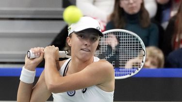 Raducanu gana en su debut en la Copa Billie Jean King