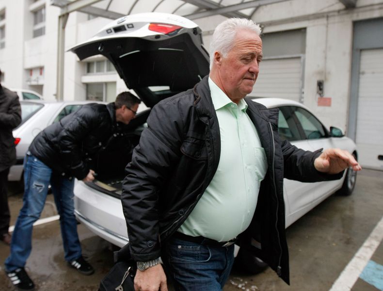 Rolf Schumacher, derecha, padre del piloto Michael Schumacher, y su hermano Ralf llegan al hospital de Grenoble, en los Alpes franceses, donde est&aacute; hospitalizado el siete veces campe&oacute;n de la F&oacute;rmula Uno tras sufrir un accidente grave