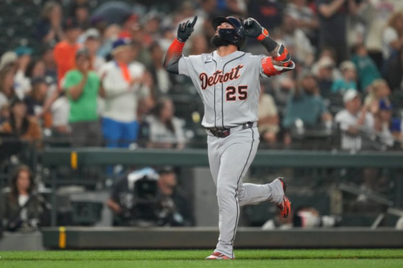 El venezolano Gleyber Torres, de los Tigres de Detroit, anota tras conectar un jonrón de dos carreras ante los Marineros de Seattle, el martes 4 de agosto de 2026 (AP Foto/Eric Hiller)