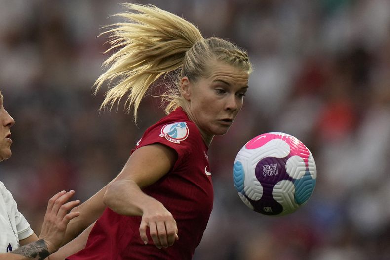La noruega Ada Hegerberg domina el balón durante el partido contra Inglaterra por la Eurocopa, el lunes 11 de julio de 2022, en Brighton, Inglaterra. (AP Foto/Alessandra Tarantino)