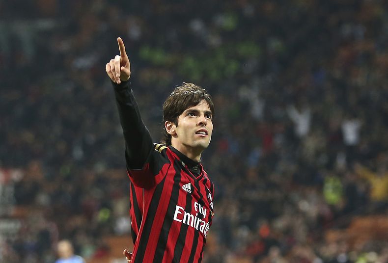 El jugador del Milan, Kak&aacute;, festeja un gol contra Chievo Verona en la Serie A el s&aacute;bado, 29 de marzo de 2014, en Mil&aacute;n, Italia. (AP Photo/Antonio Calanni)
