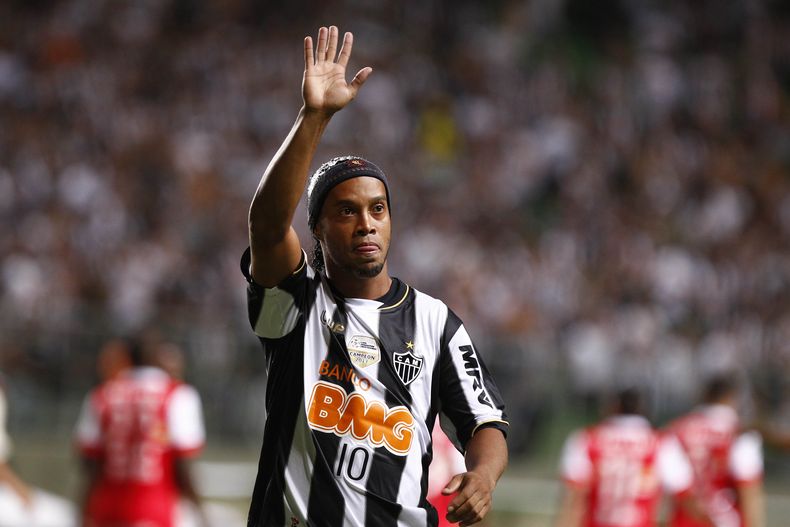 Ronaldinho, del Atl&eacute;tico Mineiro de Brasil, saluda a los espectadores antes del partido frente a Independiente Santa Fe de Colombia, por la copa Libertadores, el mi&eacute;rcoles 26 de febrero de 2014 (AP Foto/Bruno Magalhaes)
