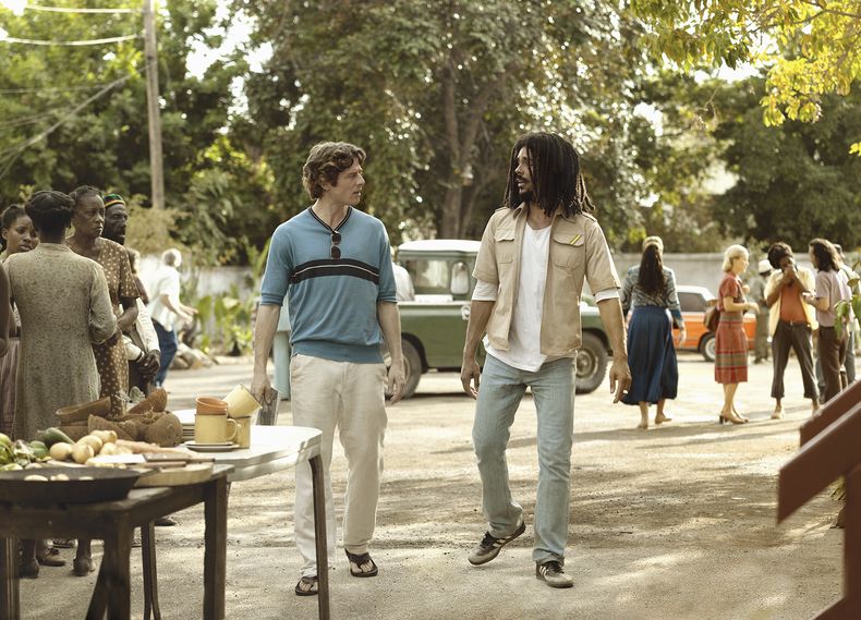 En esta imagen proporcionada por Paramount Pictures, James Norton, izquierda, y Kingsley Ben-Adir en Bob Marley: One Love. (Chiabella James/Paramount Pictures vía AP)