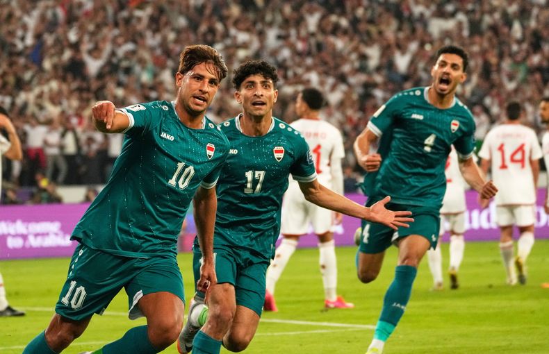 Mohanad Ali de Irak celebra con sus compañeros tras abrir el marcador ante los Emiratos Árabes Unidos en el duelo de vuelta del playoff a la Copa Mundial 2026 el mates 18 de noviembre del 2025. (AP Foto/Hadi Mizban)