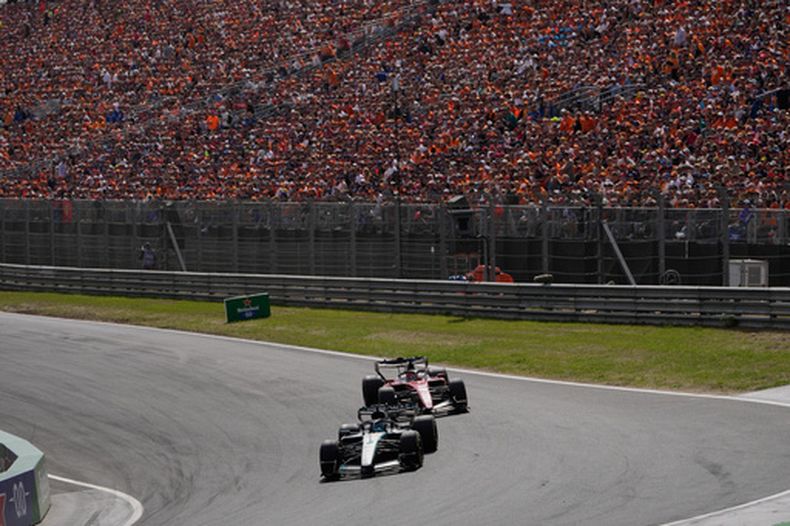 El británico George Russell de la escudería Mercedes conduce frente a Charles Leclerc en el en Gran Premio de los Países Bajos el domingo 23 de agosto del2 2026. (AP Foto/Darko Bandic)