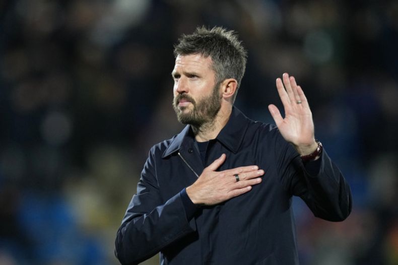 Michael Carrick, entrenador del Manchester United, se disculpa con los aficionados del equipo que hicieron el viaje después de la derrota ante el Como en la Liga de Campeones, el miércoles 21 de octubre de 2026, en Como, Italia. (AP Foto/Antonio Calanni)