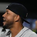 El cubano José Abreu, de los Astros de Houston, sonríe al recibir un homenaje en video durante su visita a los Medias Blancas de Chicago, el viernes 12 de mayo de 2023 (AP Foto/Erin Hooley)
