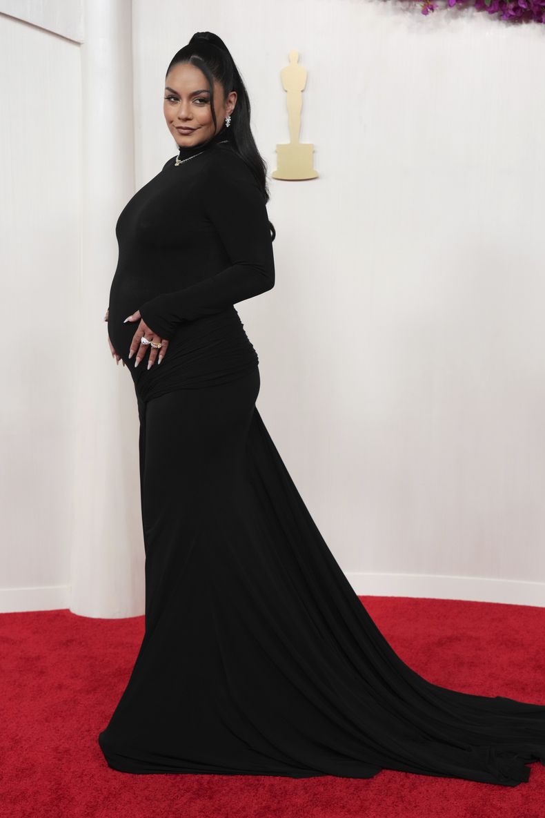 Vanessa Hudgens llega a los Oscar el domingo 10 de marzo de 2024, en el Teatro Dolby de Los Ángeles. (Foto por Jordan Strauss/Invision/AP)