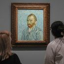 La gente mira el Autorretrato de Vincent Van Gogh de 1889, en un recorrido de prensa de la exposición Van Gogh en Auvers-sur-Oise: Los últimos meses en el Museo de Orsay de París, el viernes de septiembre. 29 de febrero de 2023. La exposición se abre al público del 3 de octubre de 2023 al 4 de febrero de 2024 se enfoca en los dos meses previos a su muerte a los 37 años el 29 de julio de 1890. (Foto AP/Michel Euler)