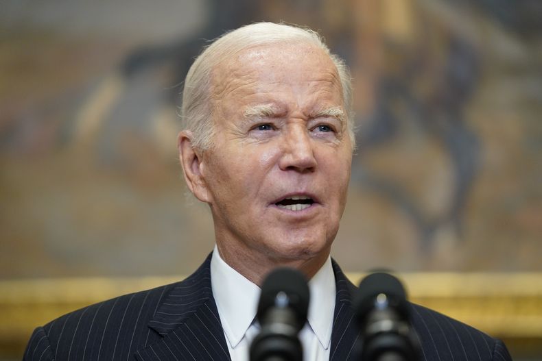 El presidente Joe Biden habla sobre el informe de empleo de septiembre, en la Sala Roosevelt de la Casa Blanca, el viernes 6 de octubre de 2023, en Washington. Biden afirma que podría reunirse con el presidente chino, Xi Jinping, al margen de la cumbre de la APEC que se celebrará el próximo mes en San Francisco. Biden dijo a los periodistas en la Casa Blanca el viernes que aún no se ha fijado una reunión pero es una posibilidad. (AP Foto/Evan Vucci)