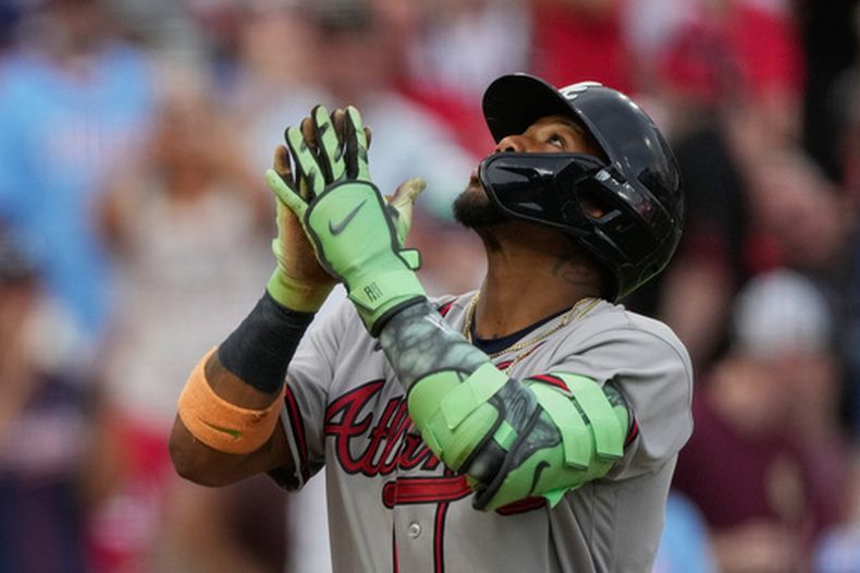 El jardinero derecho de los Bravos de Atlanta, Ronald Acuña Jr., reacciona al cruzar el plato tras conectar un jonrón solitario durante la tercera entrada de un partido de béisbol contra los Rojos de Cincinnati en Cincinnati, el sábado 30 de mayo de 2026. (Foto AP/Carolyn Kaster)