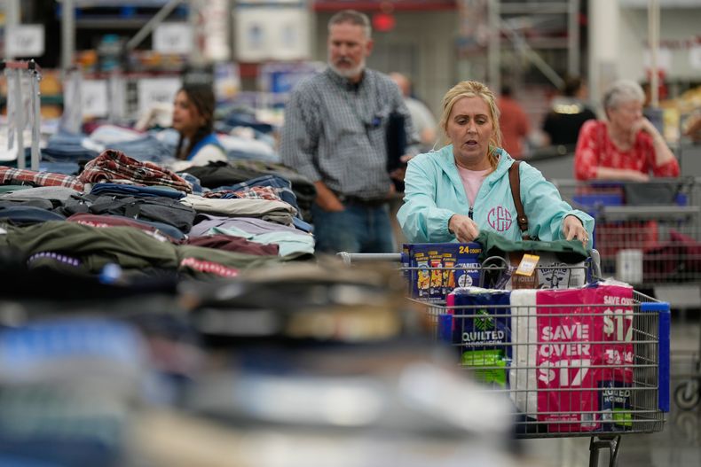 Gente comprando ropa en Sams Club, el miércoles 24 de septiembre de 2025, en Bentonville, Arkansas, EE.UU. (AP Foto/Charlie Riedel)