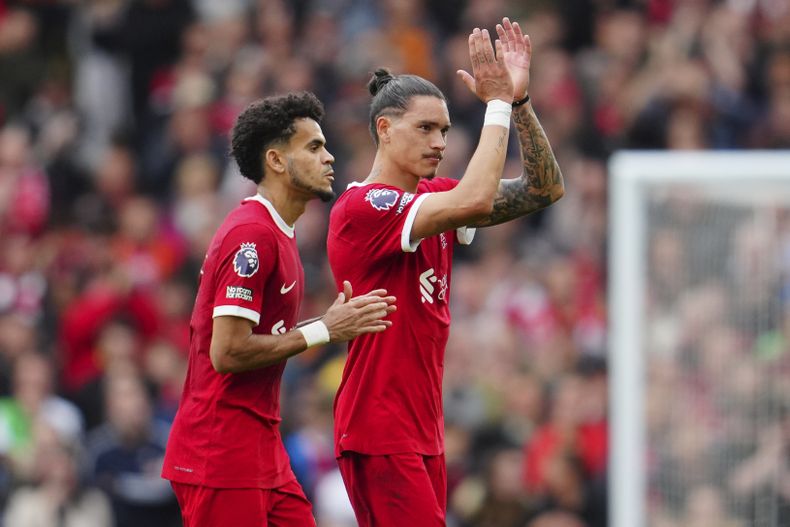 El atacante colombiano Luis Díaz (izquierda) y su compañero uruguayo Darwin Núñez de Liverpool al ser sustituidos durante el partido contra West Ham en la Liga Premier inglesa, el domingo 24 de septiembre de 2023. (AP Foto/Jon Super)