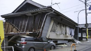 Un auto, aplastado por una vivienda que se derrumbó tras un potente sismo en la ciudad de Suzu, en la prefectura de Ishikawa, en el norte de Japón, el 5 de mayo de 2023. (Kyodo News vía AP)