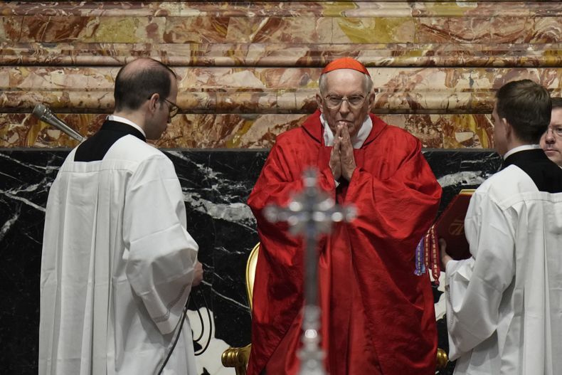 El cardenal Giovanni Battista Re celebra la misa fúnebre por el cardenal Paul Josef Cordes en la Basílica de San Pedro en el Vaticano, el 18 de marzo de 2024. (AP Foto/Alessandra Tarantino, Archivo)