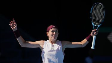 La checa Nikola Bartunkova reacciona al vencer a la bielorrusa Aryna Sabalenka en la tercera ronda del Abierto de China el domingo 4 de octubre del 2026. (AP Foto/Achmad Ibrahim)