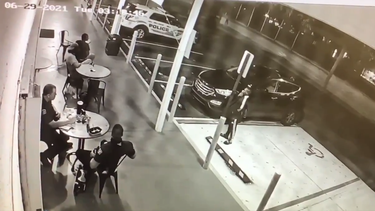 arrestan a un hombre que amenazo con una pistola a dos policias de coral gables mientras comian en un restaurante