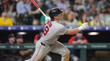 Nate Eaton, de los Medias Rojas de Boston, es eliminado con un elevado ante el lanzador relevista de los Rockies de Colorado, Zach Agnos, en la octava entrada de un partido de béisbol, el martes 23 de junio de 2026, en Denver. (Foto AP/David Zalubowski)