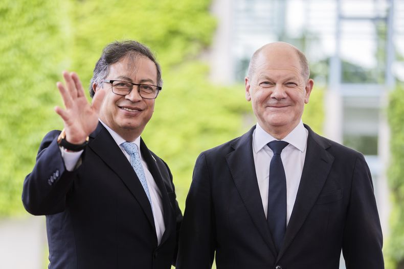 El canciller alemán Olaf Scholz, a la derecha, recibe al presidente colombiano Gustavo Francisco Petro Urrego frente a la Cancillería Federal en Berlín, Alemania, el viernes 16 de junio de 2023. (Christoph Soeder/dpa vía AP)