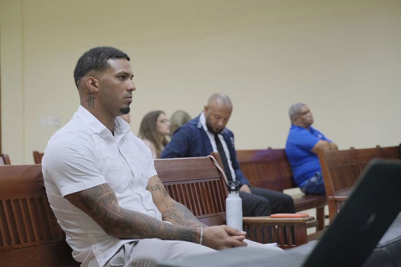 El pelotero dominicano de los Rays de TAmpa Bay, Wander Franco, se sienta durante su juicio por cargos de abuso sexual contra una menor en Puerto Plata, el lunes 2 de junio de 2025 (AP Foto/Ricardo Hernández)
