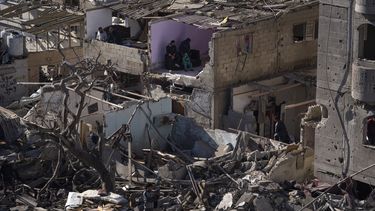 ARCHIVO - Palestinos observan la destrucción después de un ataque israelí en edificios residenciales y una mezquita en Rafah, en la Franja de Gaza, el 22 de febrero de 2024. (AP Foto/Fatima Shbair, archivo)