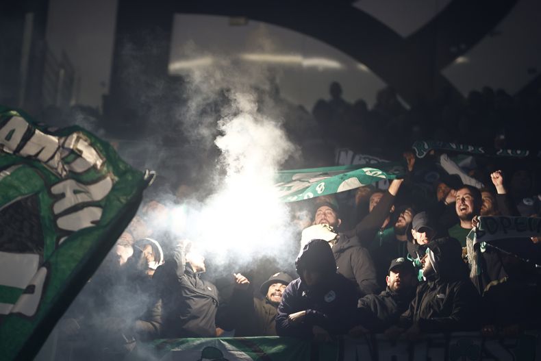 Fanáticos del Panathinaikos alientan durante el partido por el grupo F de la Liga Europa ante el Rennes, en Roazhon Park, en Rennes, el jueves 9 de noviembre de 2023. (AP Foto/Jeremias Gonzalez)