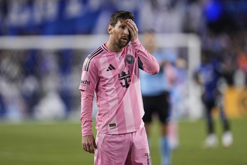 El argentino Lionel Messi se lamenta durante el encuentro del Inter Miami ante los Earthquakes de San José, el miércoles 14 de mayo de 2025 (AP Foto/Godofredo A. Vásquez)