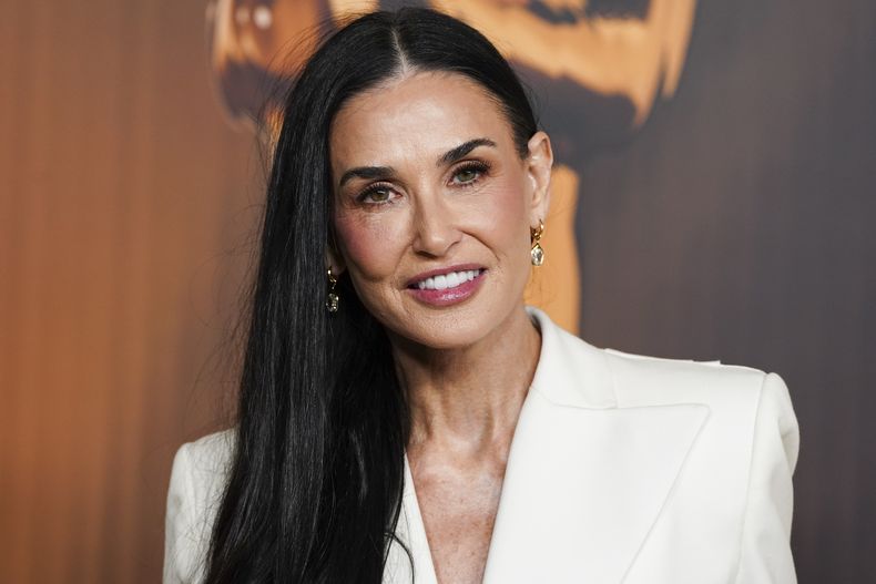 Demi Moore llega a la cena de nominados a los Oscar el martes 25 de febrero de 2025 en el Museo de la Academia de Cine de Los Ángeles. (Foto Jordan Strauss/Invision/AP)