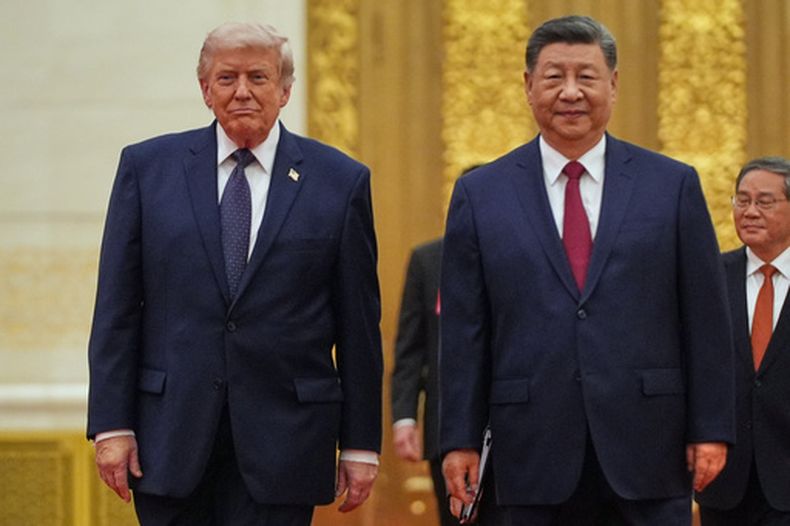 ARCHIVO - El presidente de EEUU, Donald Trump, a la izquierda, y el presidente chino Xi Jinping llegan a una cena de Estado en el Gran Salón del Pueblo el 14 de mayo de 2026, en Beijing. (AP Foto/Mark Schiefelbein)