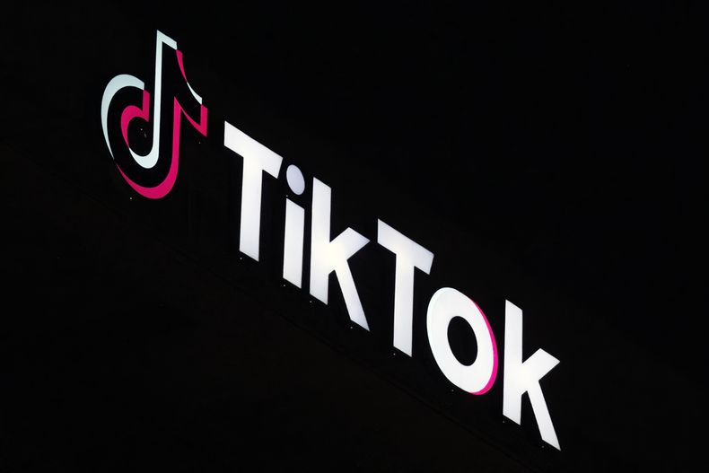 ARCHIVO - El logo de TikTok, en lo alto del edificio de la empresa en Culver City, California, el 3 de diciembre de 2024. (AP Foto/Richard Vogel, archivo)
