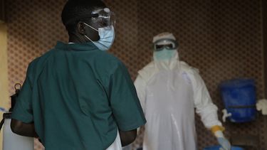 Un trabajador de salud es desinfectado por su colega dentro de un centro de tratamiento para pacientes de ébola en Beni, en la provincia de Kivu del Norte, en el este de República Democrática del Congo, el sábado 26 de septiembre de 2026. (AP Foto/Sebastien Kitsa Musayi)