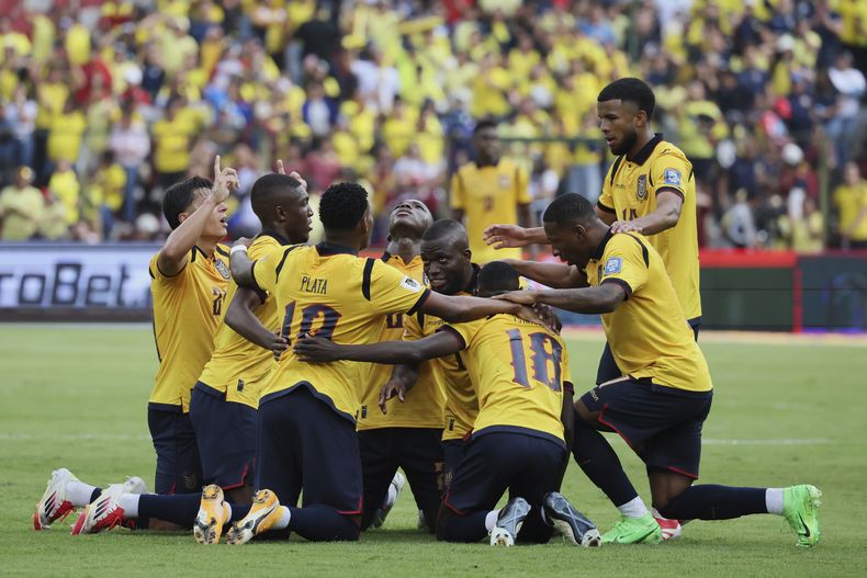 Los jugadores de Ecuador celebrar el primer gol de Enner Valencia en la victoria 2-1 ante Venezuela en las eliminatorias del Mundial, el viernes 21 de marzo de 2025, en Quito. (AP Foto/Patricio Terán)