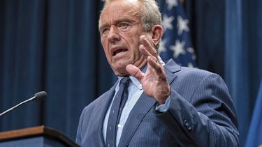 El secretario de Salud y Servicios Humanos de Estados Unidos, Robert F. Kennedy Jr., habla en una conferencia de prensa sobre el informe acerca del autismo emitido por los Centros para el Control y la Prevención de Enfermedades (CDC, por sus siglas en inglés), en el auditorio del edificio Hubert Humphrey, el miércoles 16 de abril de 2025, en Washington. (AP Foto/José Luis Magaña)