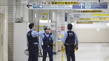 Policías en la Estación Todaimae luego de un incidente con un hombre con cuchillo, el 7 de mayo del 2025 en Tokio (Kyodo News via AP)