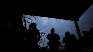 Mujeres que se encuentran sin autorización en Estados Unidos, y sus hijos, escuchan mientras Nora Sandigo les explica sus derechos legales y sus opciones para preparar a sus familias en caso de que uno de los padres sea detenido o deportado, el 17 de enero de 2025, en Homestead, Florida. (AP Foto/Rebecca Blackwell, Archivo)