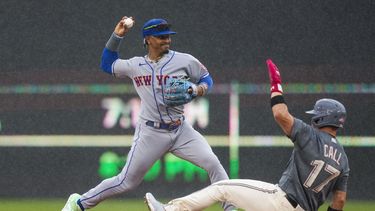 El campocorto de los Mets de Nueva York Francisco Lindor lanza a primera base en un doble play de Dominic Smith y Alex Call de los Nacionales de Washington el sábado 13 de mayo del 2023. (AP Foto/Alex Brandon)