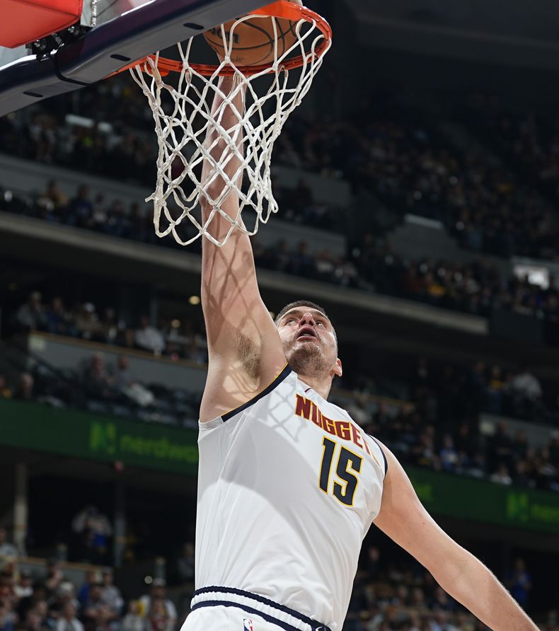 El pívot de los Nuggets de Denver Nikola Jokic anota en el encuentro ante los Trail Blazers de Portland de la NBA el domingo 4 de febrero del 2024. (AP Foto/David Zalubowski)