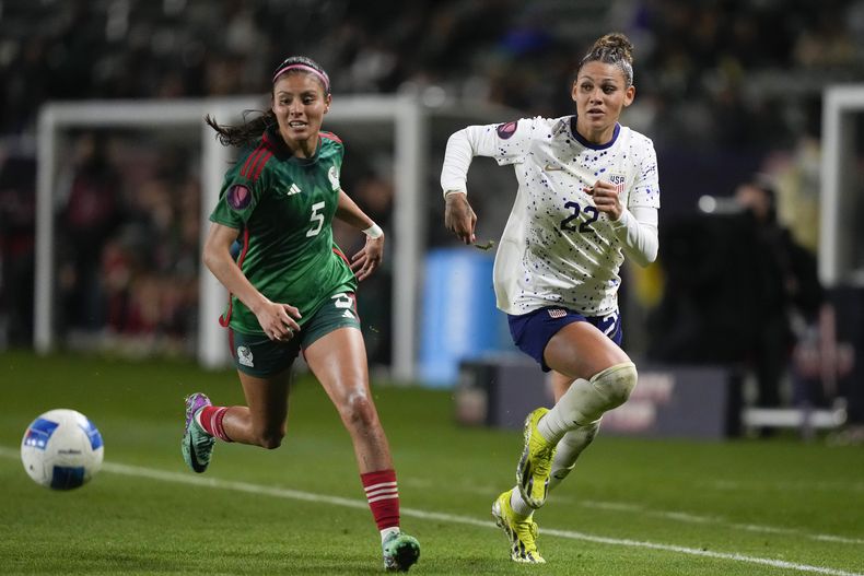 La atacante estadounidense Trinity Rodman (22) y la zaguera mexicana Karen Luna (5) pugnan por el balón en el partido de la Copa Oro femenina de la CONCACAF, el lunes 26 de febrero de 2024, en Carson, California. (AP Foto/Ryan Sun)