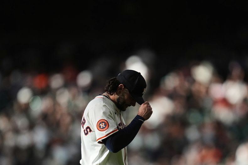 Lance McCullers Jr., abridor de los Astros de Houston, deja el montículo durante la primera entrada del juego de béisbol de Grandes Ligas frente a los Rojos de Cincinnati el sábado 10 de mayo de 2025, en Houston. (AP Foto/Ashley Landis)