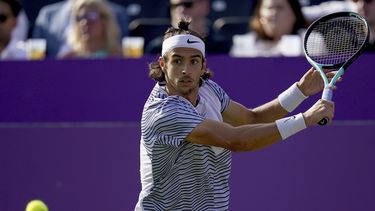 Lorenzo Musetti devuelve ante Jan Choinski por la primera ronda del torneo Queens Club en Londres, el lunes 19 de junio de 2023. (Adam Davy/PA vía AP)