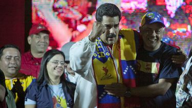 americateve | El presidente de Venezuela, Nicolas Maduro (izquierda), celebra con Jorge Rodr&iacute;guez luego de que &eacute;ste fue reelegido como alcalde del municipio de Libertador, en Caracas, Venezuela, el domingo 8 de diciembre de 2013. (Foto AP/Alejandro Cegarr